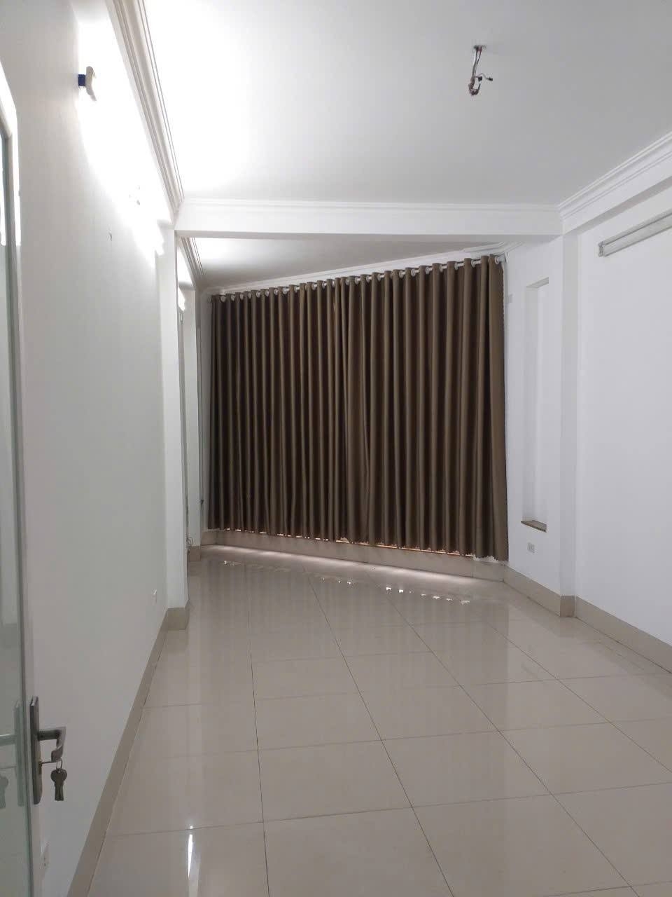 Cần cho thuê nhà mặt tiền ô tô qua lại - Tố Hữu  5.5 tầng - 39m² - mt 5m - 04 phòng - 18tr